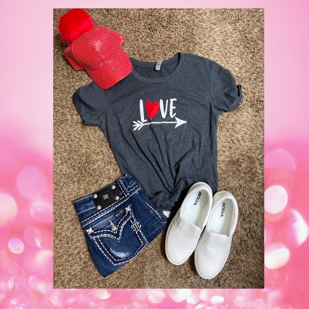 NWOT SZ L Woman’s LOVE T-Shirt Festive & Fabulous